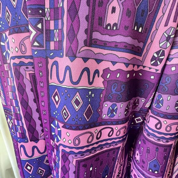 Vintage 70s dress, purple pink MOD pattern, convertible collar, knee-length long - Picture 5 of 9
